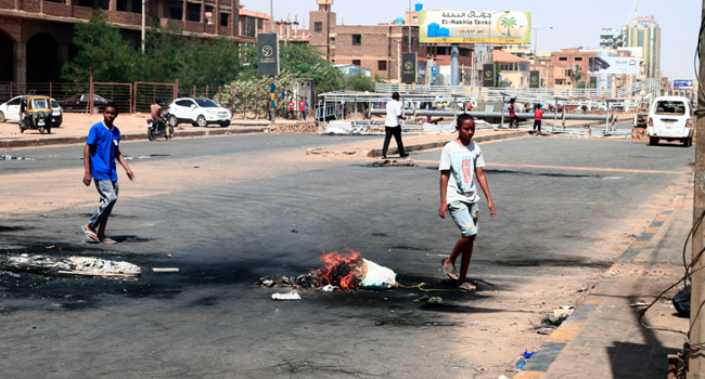sudan-security-moves-to-break-up-protests,-pm-held-under-guard