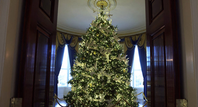 trump-is-back-—-on-the-bidens’-christmas-tree