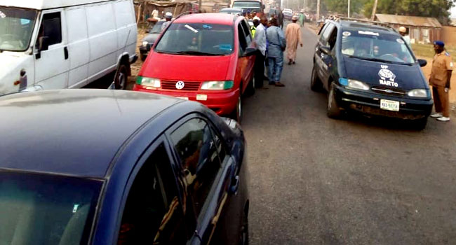 photos:-many-travellers-stranded-as-bandits-block-road-in-niger