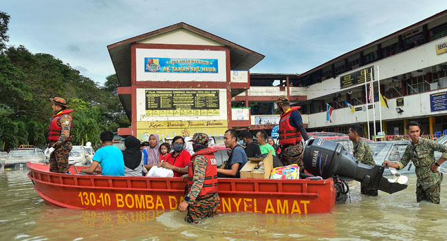 14-dead-as-floods-displace-70,000-in-malaysia