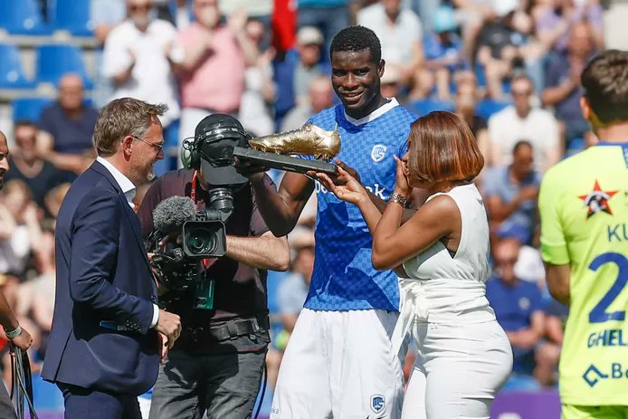 paul-onuachu-left-surprised-as-girlfriend-presents-golden-boots-to-him